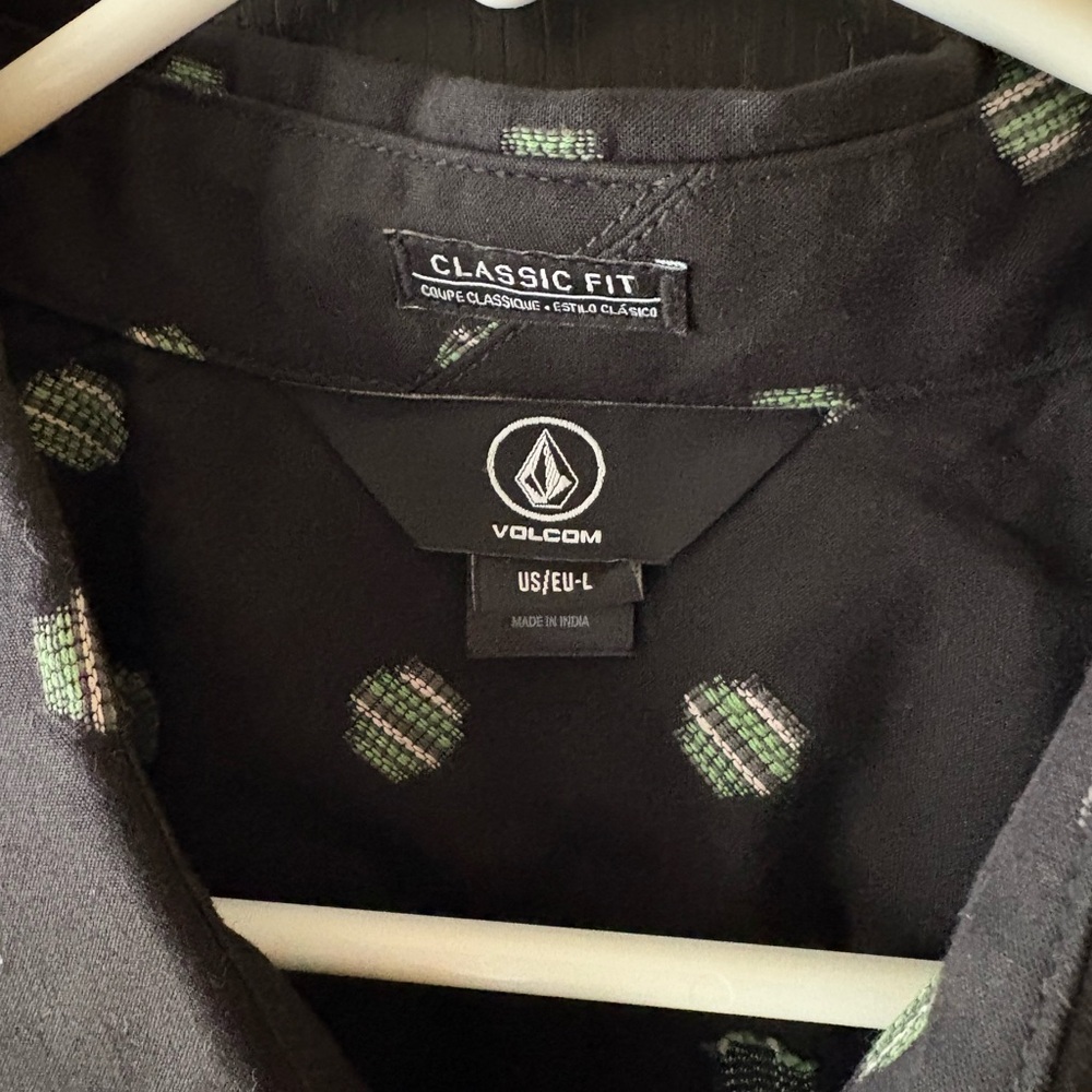 Volcom Men's Black Patterned Button down Shirt NWT - image 5